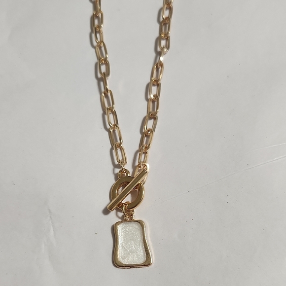 Elegant Gold Necklace with Minimalist Charm - Picture 8 of 8